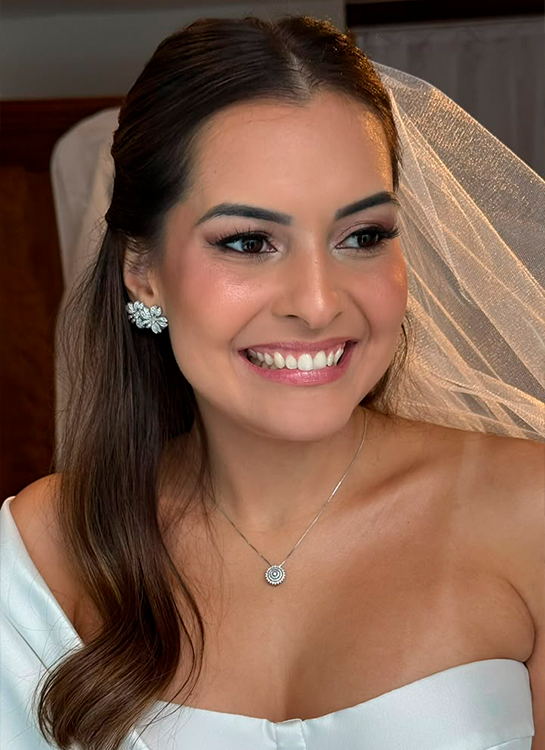 Noiva sorrindo com véu e cabelo solto