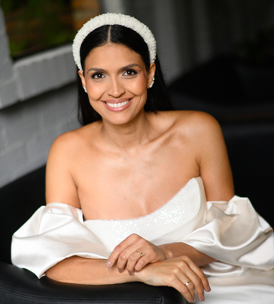 Noiva com tiara de pérolas e maquiagem natural