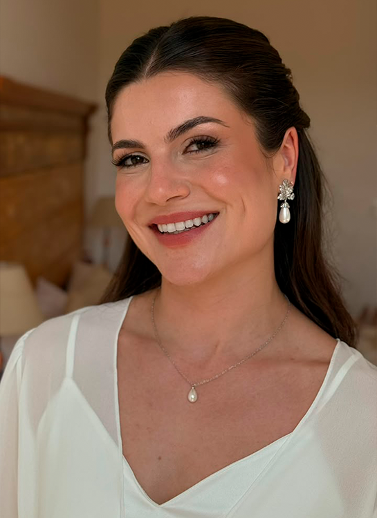 Noiva sorrindo com maquiagem natural e joias de pérola