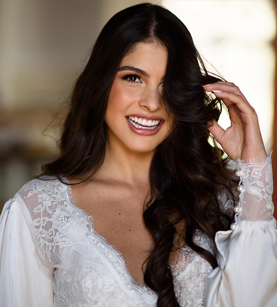 Noiva com cabelo solto ondulado durante o making of