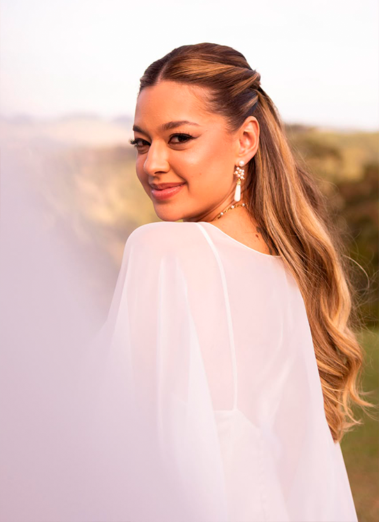 Noiva ao ar livre com penteado de ondas longas